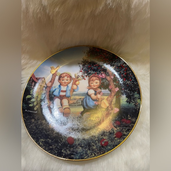 ❣️🆕M.J. Hummel Apple Tree Boy and Girl Collectors Plate❣️ - Picture 1 of 2
